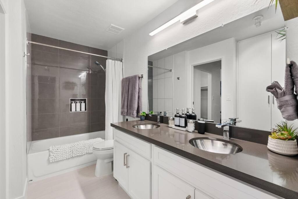 Appartement The Hidden Gem, King Bed & Hot Tub! à Chandler Extérieur photo